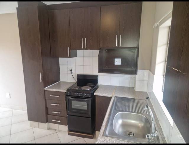 1 BEDROOM APARTMENT FOR SALE IN KEMPTON PARK